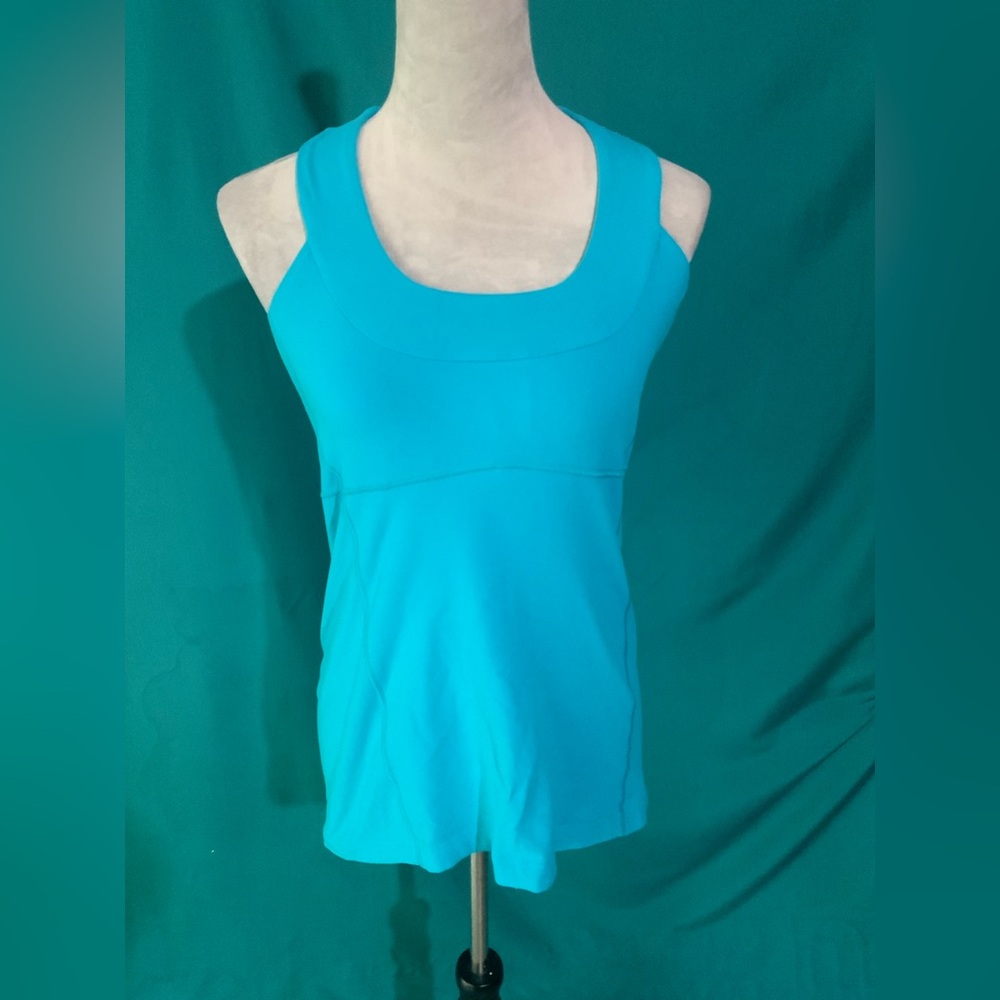 lululemon athletica Bright Turquoise Scoop Neck Tank, Built-in Bra, size 8 (MED)